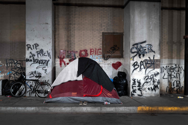 지난 22일(현지사간) 미국 시카고의 한 지하보도에 노숙자 천막이 쳐져 있다. AFP연합뉴스