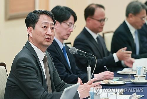 안덕근 산업장관 체코 출장길…K-원전 수주전 지원