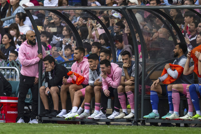 홍콩 스타디움에서 열린 홍콩 프로축구팀과 미국 인터 마이애미 CF의 친선 축구 경기에서 인터 마이애미의 리오넬 메시(왼쪽 여섯번째)가 벤치에 앉아 경기를 보고 있다. AP연합뉴스
