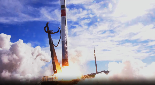 국내 최초 양산형으로 개발된 초소형 군집위성 1호기를 탑재한 우주발사체 '일렉트론'이 한국시간 24일 오전 7시 32분(현지시간 오전 10시 32분)에 뉴질랜드 마히아 발사장에서 발사되고 있다.Roket Lab 유튜브 캡쳐