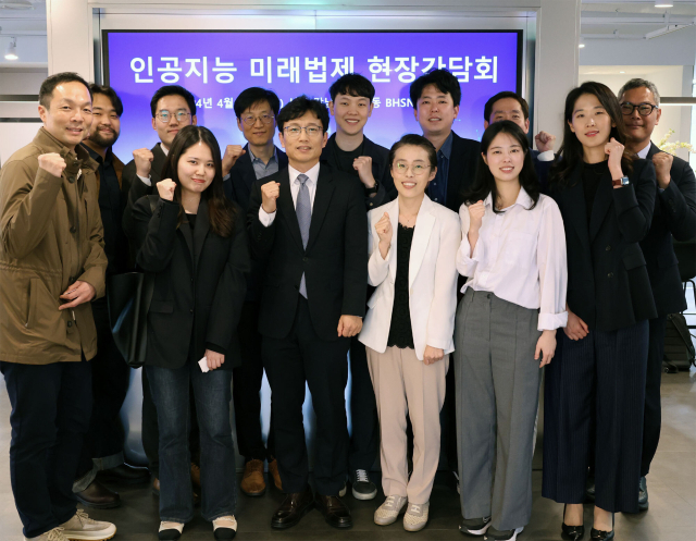 윤재웅(왼쪽 세번째) 법제정책국장과 법제처·생성형 AI 스타트업 관계자들이 모여 기념촬영을 하고 있다. 사진 제공=법제처