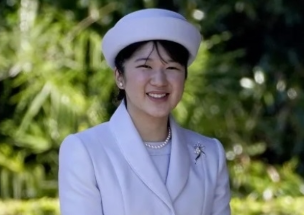 왕관 빌려쓰는 일본 공주…10년째 7000원짜리 물병 사용 ‘감탄’
