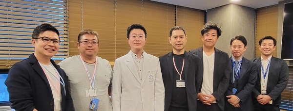 사진=강정호 미니쉬테크놀로지 대표(왼쪽에서 세번째)가  스나카와 히로시게 후나이 종합연구소 의료파트 본부장(오른쪽에서 두 번째) 등 한국기업 시찰단 덴탈 분야 CEO들과 기념 촬영하고 있다.