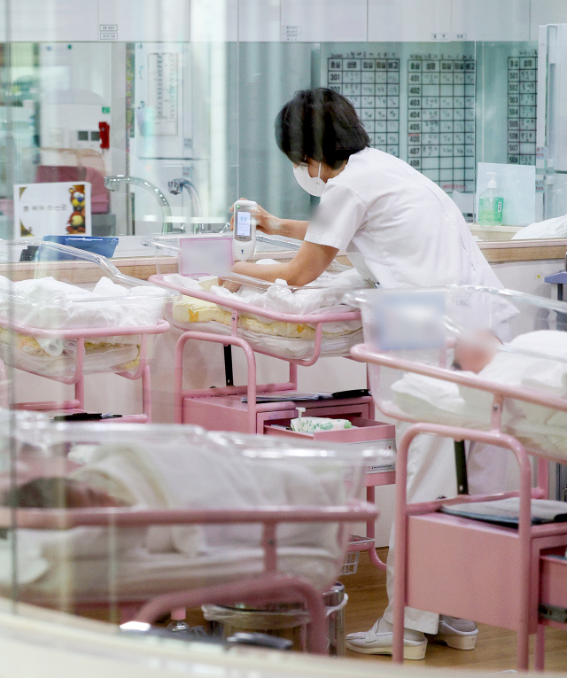 2월 28일 오후 서울 시내의 한 산후조리원 신생아실에서 간호사가 신생아들을 돌보고 있다. 연합뉴스