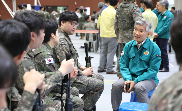 이기식 병무청장(오른쪽에서 첫번째)이 24일 육군 제56사단 공병대대를 방문해 서울지역 불시 병력동원소집훈련에 참여한 예비군들과 이야기를 나누고 있다. 사진 제공=병무청