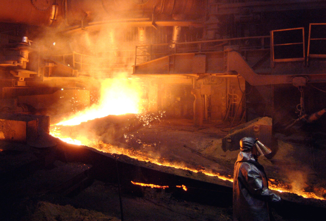 체코 최대의 제철소인 리버티오스트라바가 철강 시장 위기로 인해 파산 위기에 처한 가운데 근로자들이 철강을 생산하고 있다. AFP연합뉴스