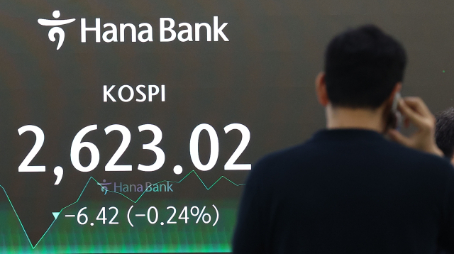 코스피가 전장보다 6.42p(0.24%) 내린 2,623.02로 마감한 23일 서울 중구 하나은행 딜링룸에서 딜러들이 업무를 보고 있다. 연합뉴스
