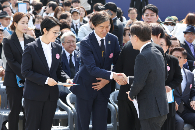 더불어민주당 이재명 대표와 조국혁신당 조국 대표가 지난 19일 오전 서울 강북구 국립 4·19민주묘지에서 열린 제64주년 4·19 혁명 기념식에 참석하며 인사를 나누고 있다.