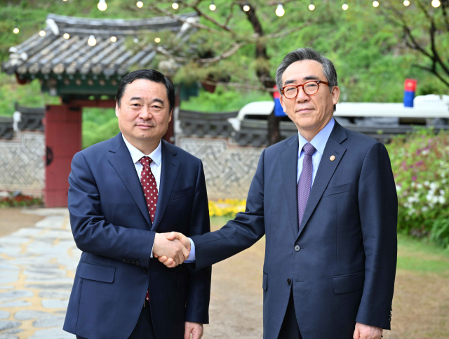 조태열(오른쪽) 외교부 장관과 하오펑 중국 랴오닝성 당서기가 24일 서울에서 만나 악수하고 있다. 사진제공=외교부