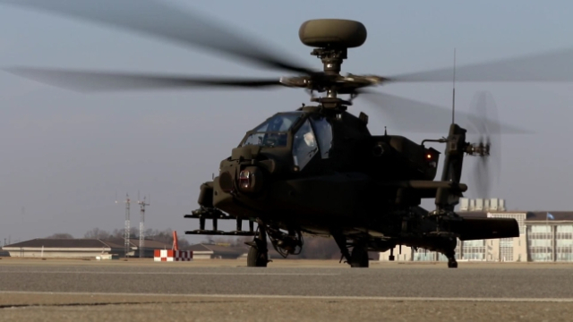 주한미군에 배치가 완료된 최신형 AH-64E ‘아파치 가디언’ V6 헬기가 경기도 평택 캠프 험프리스에서 이륙을 준비하고 있다. 사진 제공=주한미군