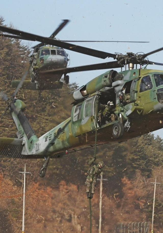 육군 특공대대 장병들이 UH-60 헬기에서 외줄을 타고 하강하는 훈련을 하고 있다. 사진 제공=국방일보