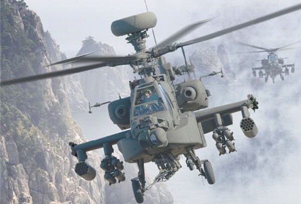 아파치 헬기 AH-64E 가디언이 공대지미사일과 로켓 등으로 완전 무장한 상태로 비행하는 모습. 사진 제공=미 보잉사