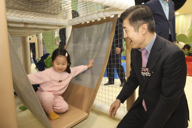 전성수 서초구청장이 23일 ‘서리풀노리학교 방배2동점’ 개관식에서 아이들과 함께 놀이기구를 체험하고 있다. 사진 제공=서초구