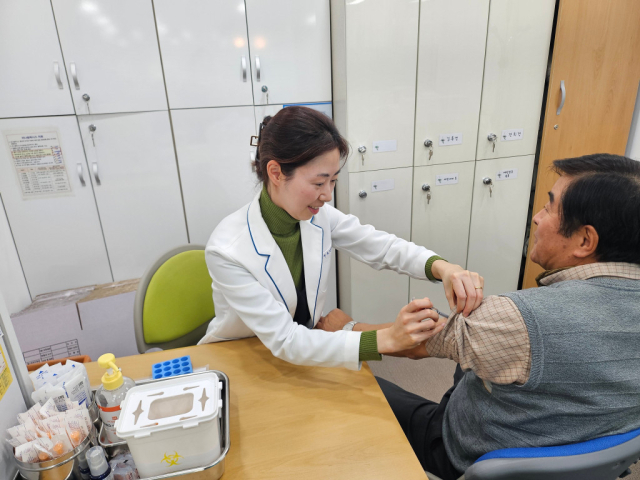 성동구가 5월 1일부터 65세 이상 어르신 대상포진 예방접종을 지원한다. 사진 제공=성동구