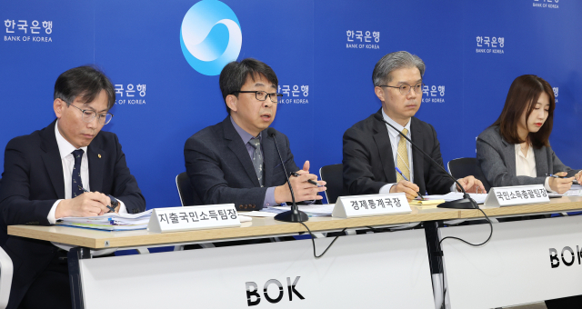 신승철(왼쪽 두 번째) 한국은행 경제통제국장이 25일 서울 중구 한은에서 2024년 1분기 실질 국내총생산(GDP)과 관련한 세부 내용을 설명하고 있다. 사진 제공=한은