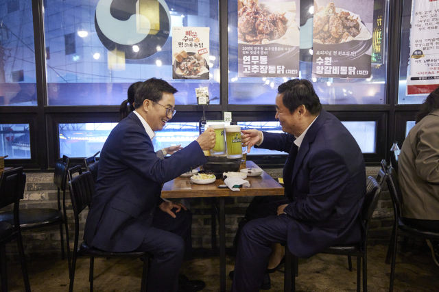 김동연 경기도지사(왼쪽)와 하오펑 랴오닝성 당서기가 24일 저녁 수원 통닭거리의 한 음식점에서 맥주잔을 부딪히고 있다. 사진 제공 = 경기도