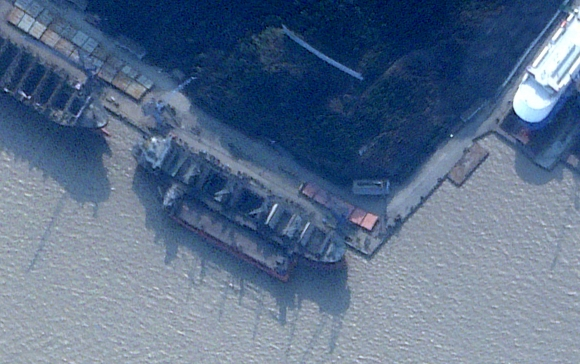 2월 11일(현지 시간) 중국 저우산의 저우산 신야 조선소 부두에 북한 앙가라호로 확인된 선박이 대형 선박과 함께 정박해 있는 모습이 위성사진에 찍혔다. 로이터연합뉴스