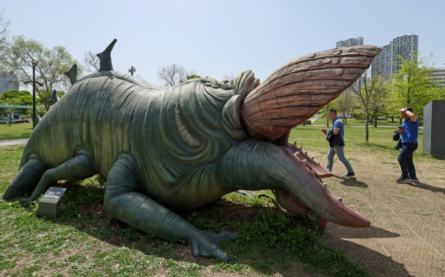 4월 18일 서울 여의도 한강공원에 설치된 영화 '괴물' 조형물을 찾은 시민들이 기념촬영을 하고 있다. 연합뉴스