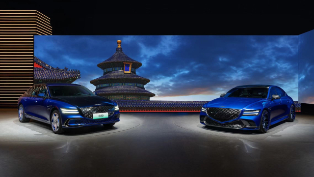 제네시스가 25일(현지 시간) 중국 국제전람센터 순이관에서 열린 ‘2024 베이징 국제 모터쇼’에서 공개한 G80 전동화 부분 변경 모델(왼쪽). 사진 제공=현대차그룹