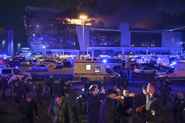 지난 3월 22일 러시아 모스크바 인근 크로커스 시티홀 공연장에서 무차별 총격 및 화재 테러가 발생한 가운데 공연장 건물 앞에 구급차와 취재진이 몰려 있다./AP연합뉴스