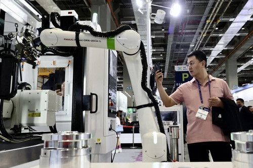 3월 대만 타이베이에서 열린 2024 대만 국제 공작기계 전시회에서 한 방문객이 로봇을 보고 있다. EPA연합뉴스