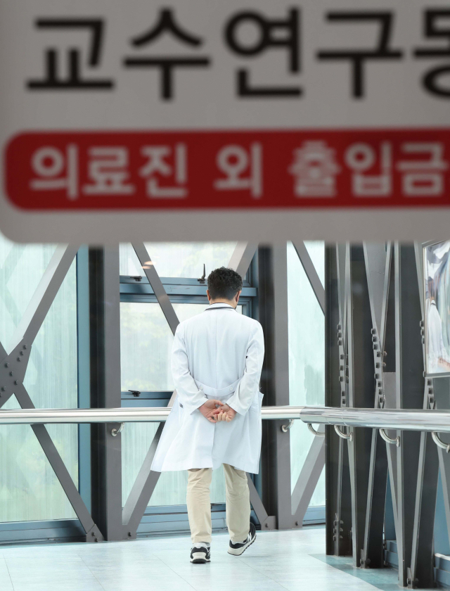 의대 교수들의 사직이 현실화된 가운데 25일 서울 시내의 한 대형병원에서 교수가 이동하고 있다.이호재기자. 2024.04.25