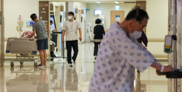 25일 오후 서울 시내 한 대형병원에서 환자와 의료관계자 등이 이동하고 있다. 연합뉴스