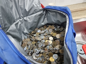“무게 이상의 정성”…수십 년 모은 동전 27㎏ 기부한 '익명 천사'