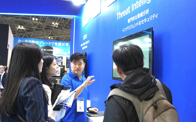 안랩 관계자가 26일 일본 도쿄에서 열린 ‘재팬 IT 위크 스프링 2024’에 참가해 서비스를 설명하고 있다. 사진 제공=안랩