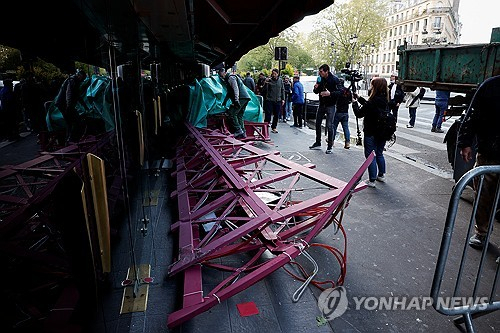 [영상]파리 유명 관광지서 '날벼락'…풍차 날개가 갑자기 '뚝'