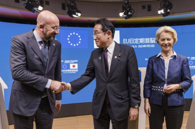 샤를 미셸(왼쪽부터) 유럽연합(EU) 상임의장, 기시다 후미오 일본 총리, 우르줄라 폰데어라이엔 EU 집행위원장이 지난해 7월 벨기에 브뤼셀에서 열린 EU·일본 정상회의에서 만나 악수하고 있다. AP연합뉴스