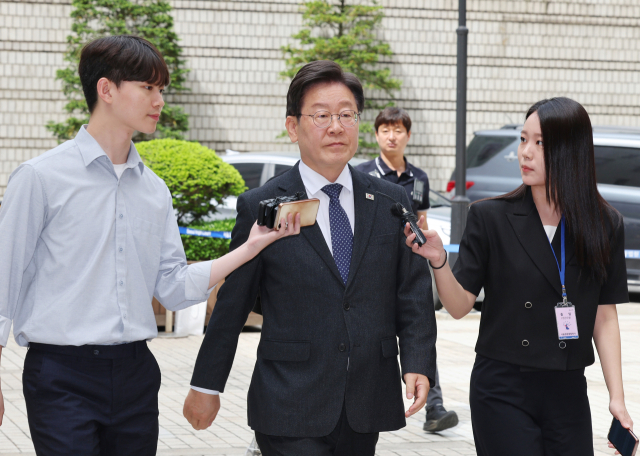 尹·李 회담 화답한 이재명, 법원 출석길엔 '묵묵부답'