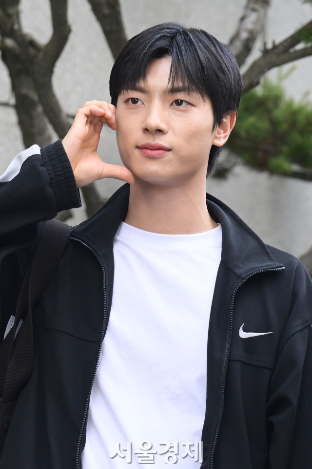 그룹 원위(ONEWE) 강현이 26일 오전 서울 영등포구 KBS 신관 앞에서 진행된 KBS2 TV ‘뮤직뱅크’ 리허설에 앞서 포토타임을 갖고 있다. 김규빈 기자 2024.04.26