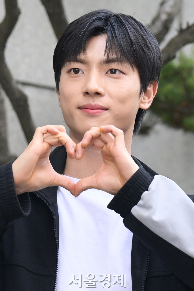 그룹 원위(ONEWE) 강현이 26일 오전 서울 영등포구 KBS 신관 앞에서 진행된 KBS2 TV ‘뮤직뱅크’ 리허설에 앞서 포토타임을 갖고 있다. 김규빈 기자 2024.04.26