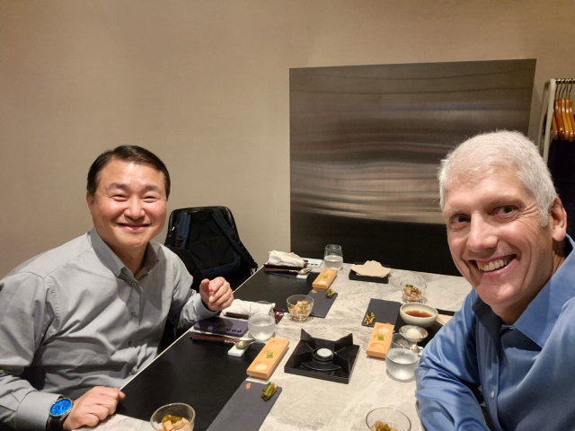 노태문(왼쪽) 삼성전자 MX사업부장과 릭 오스터로 구글 플랫폼·디바이스 사업 부사장이 최근 서울의 한 식당에서 만나 함께 식사하며 협력 방안을 논의하고 있다. 삼성전자 엑스 캡처