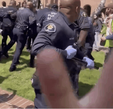 미국 서부 서던 캘리포니아 대학에서 벌어진 '반전 시위'를 경찰들이 진압하고 있다. 사진=X캡처