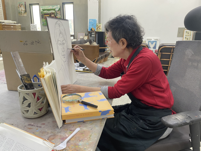 윤석남이 자신의 작업실에서 한 여성 독립운동가의 초상을 그리고 있다. 사진=서지혜 기자