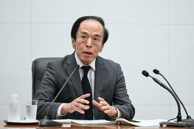 우에다 가즈오 일본은행(BOJ) 총재가 26일(현지 시간) 도쿄 일본은행 본부에서 이틀간 통화정책회의 뒤 열린 기자회견에서 통화정책 방향에 대해 설명하고 있다. AFP연합뉴스