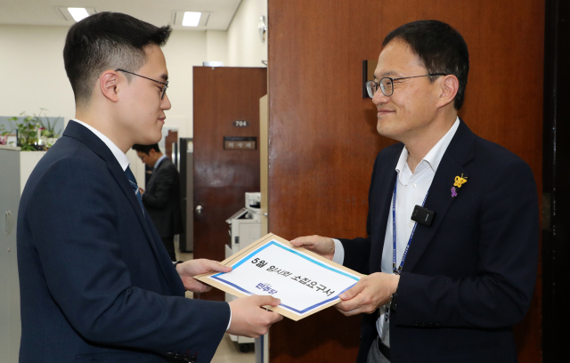 박주민(오른쪽) 더불어민주당 의원이 26일 국회 의사과에 5월 임시회 소집 요구서를 제출하고 있다. 연합뉴스