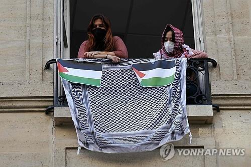 26일(현지시간) 프랑스 파리의 정치대학(시앙스포)에서 친팔레스타인 시위대가 건물 점거 농성 중 창밖을 바라보고 있다. 파리 AFP=연합뉴스