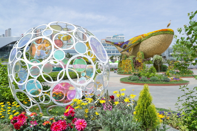 2024고양국제꽃박람회 전시장 내 설치된 대형 꽃등고래. 사진 제공=고양시