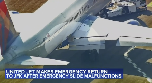 26일(현지 시각) 뉴욕 JFK 공항에서 로스앤젤레스로 갈 예정이던 델타항공 520편이 이륙 직후 비행기 오른쪽 비상탈출 미끄럼틀이 분리되는 사고로 회항했다. ABC뉴스 캡처