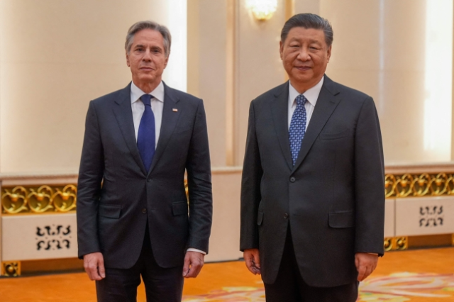 시진핑(오른쪽) 중국 국가주석이 토니 블링컨 미국 국무장관과 26일 중국 베이징에서 만났다. AFP 연합뉴스