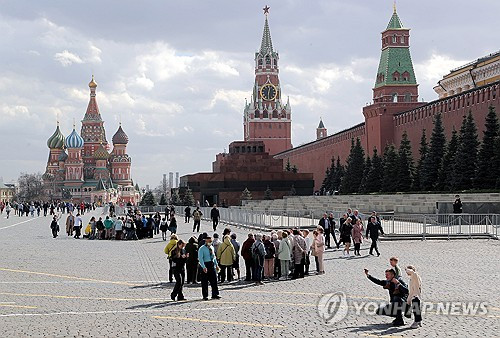 러시아 붉은광장에 관광객들이 모여 있다. 연합뉴스