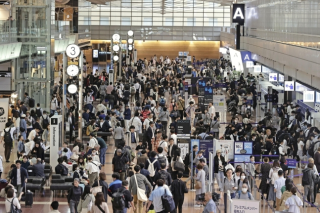 골든위크가 시작된 27일 아침 일본 도쿄 하네다공항이 여행객들로 북적이고 있다./연합뉴스