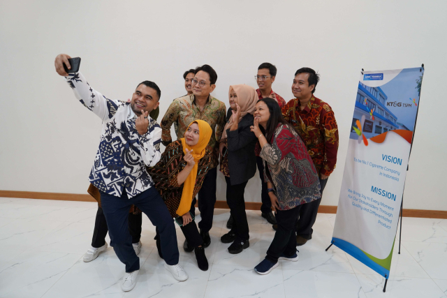 방경만(왼쪽에서 세번째) KT&G 사장이 인도네시아 직원들과 기념 촬영을 하고 있다. /사진제공=KT&G