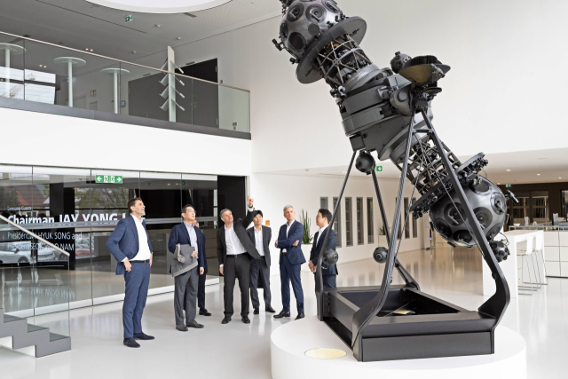 이재용(왼쪽 두 번째) 삼성전자 회장이 26일(현지 시간) 독일 자이스 본사를 방문해 자이스의 반도체 생산 장비를 살펴보고 있다. 사진 제공=삼성전자