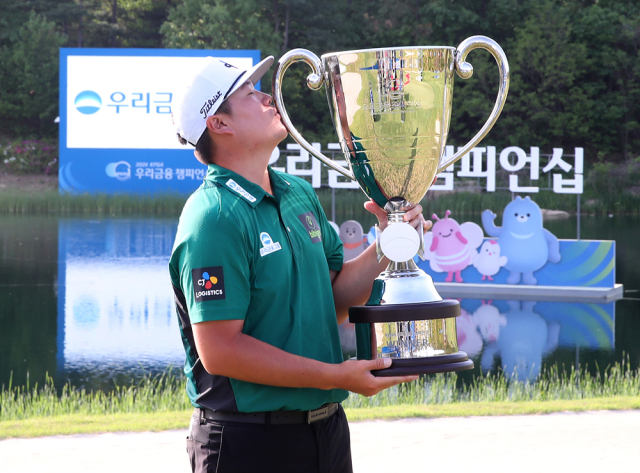 우리금융 챔피언십에서 우승한 뒤 트로피에 입을 맞추고 있는 임성재. 사진 제공=KPGA