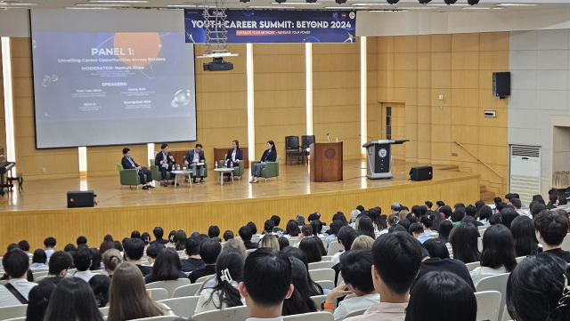 '한국서 취업하고 싶어요'…일요일에 유학생 400명 모였다