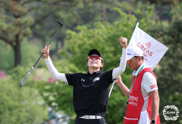 이정민이 28일 크리스에프앤씨 제46회 KLPGA 챔피언십에서 우승을 확정한 뒤 포효하고 있다. 사진 제공=KLPGA